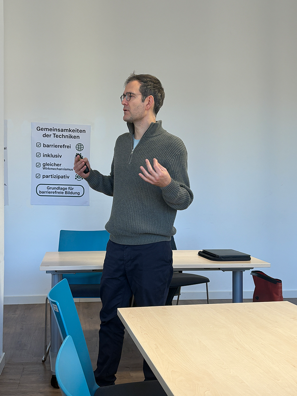 Bild von Dominik Scholl, während er gerade zu den Studierenden spricht